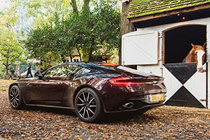 Huisje James zakelijk introductie van Aston Martin